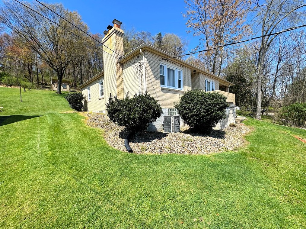 1005 Zimmerman St, Jeannette, PA 15644-1312