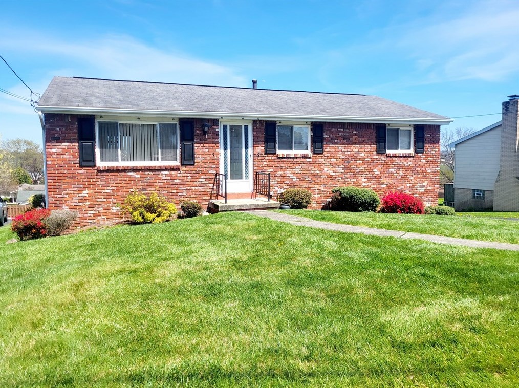11 Shawnee Dr, Greensburg, PA 15601