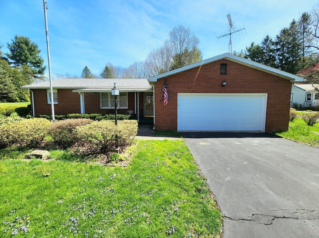 3060 Valley View Rd, Hermitage, PA 16150