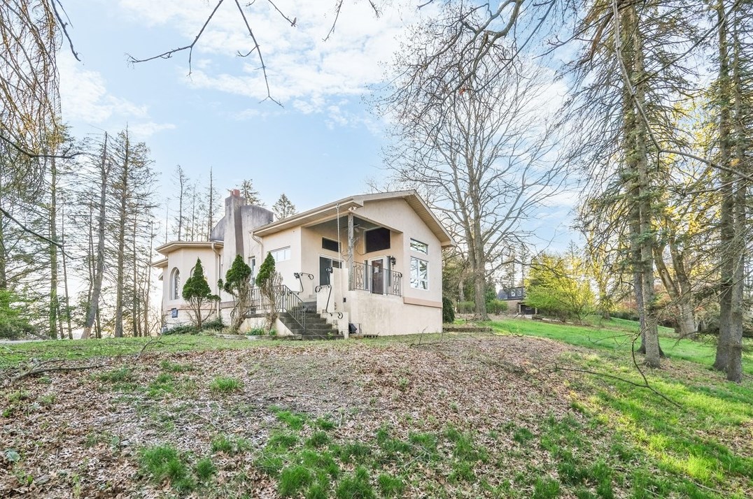 1121 Mccully Dr, Pittsburgh, PA 15235