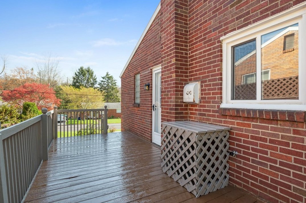 1628 Carmella Dr, Pittsburgh PA 15227-3713 exterior