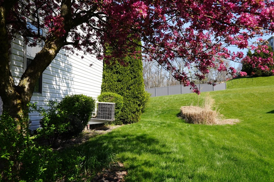121 Tartan Dr, Greensburg, PA 15601-8837