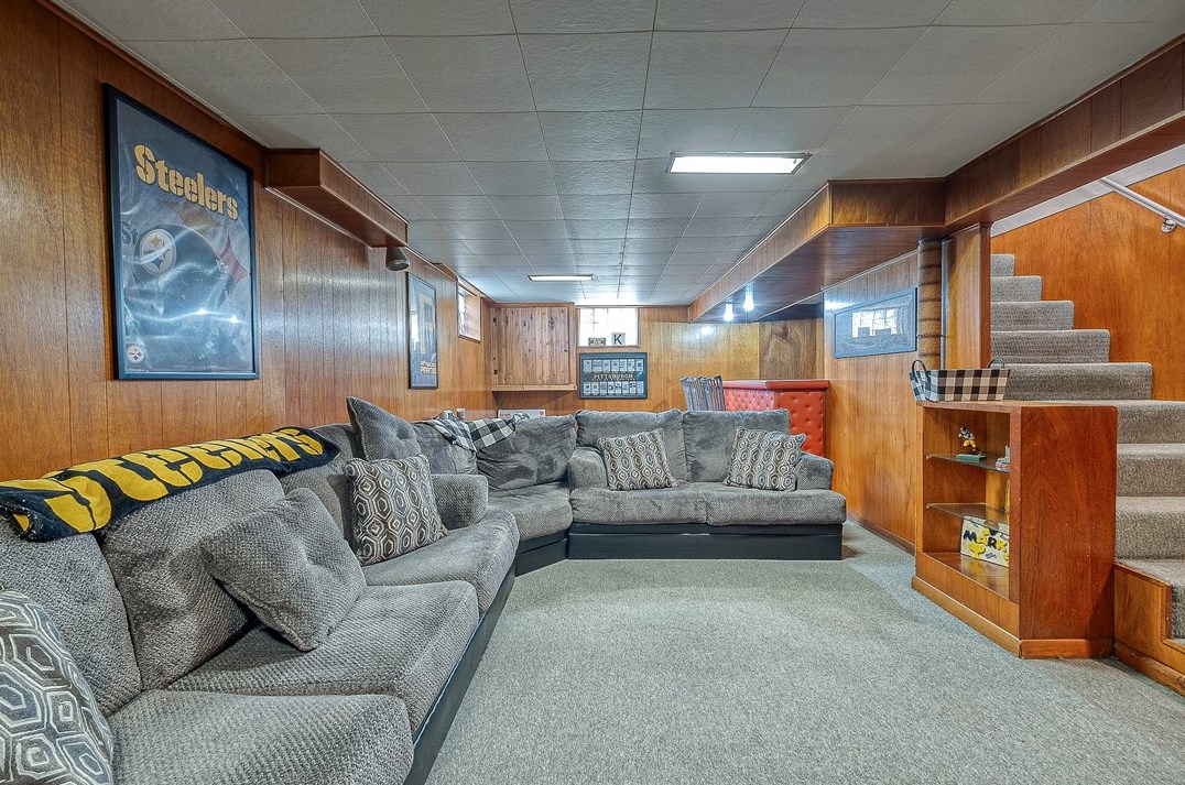 3622 Wallace Dr, Pittsburgh PA  15227-4428 exterior