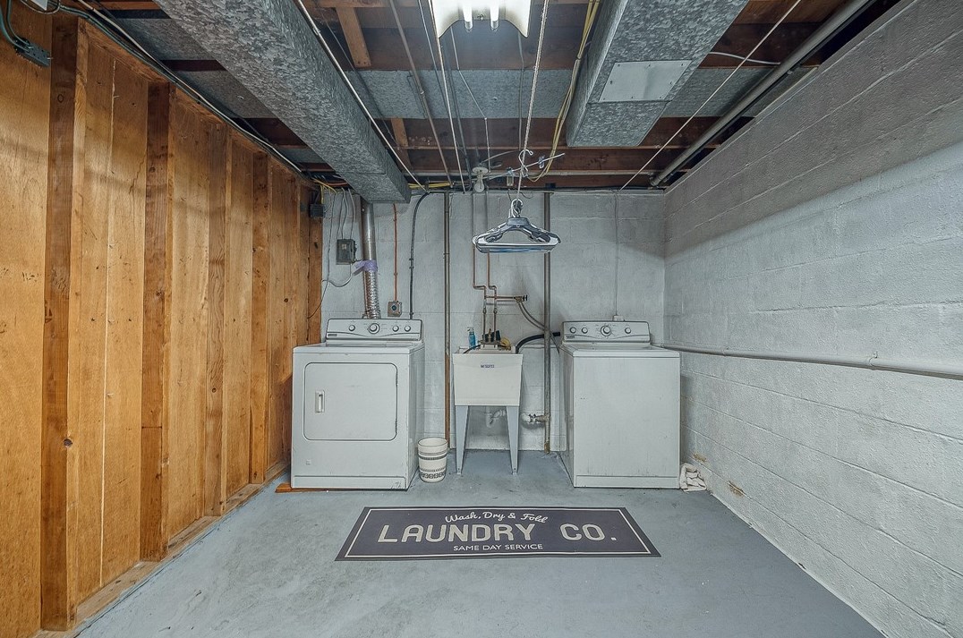 3622 Wallace Dr, Pittsburgh PA  15227-4428 exterior