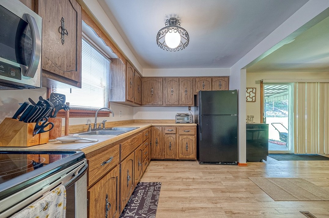 3622 Wallace Dr, Pittsburgh PA  15227-4428 exterior