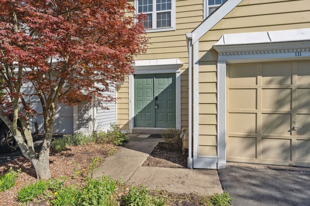 111 Commons Dr, Oakmont, PA 15139-1173