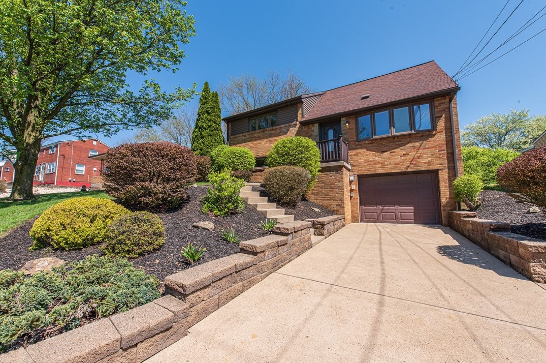 510 Regency Dr, Pittsburgh, PA 15239-1714