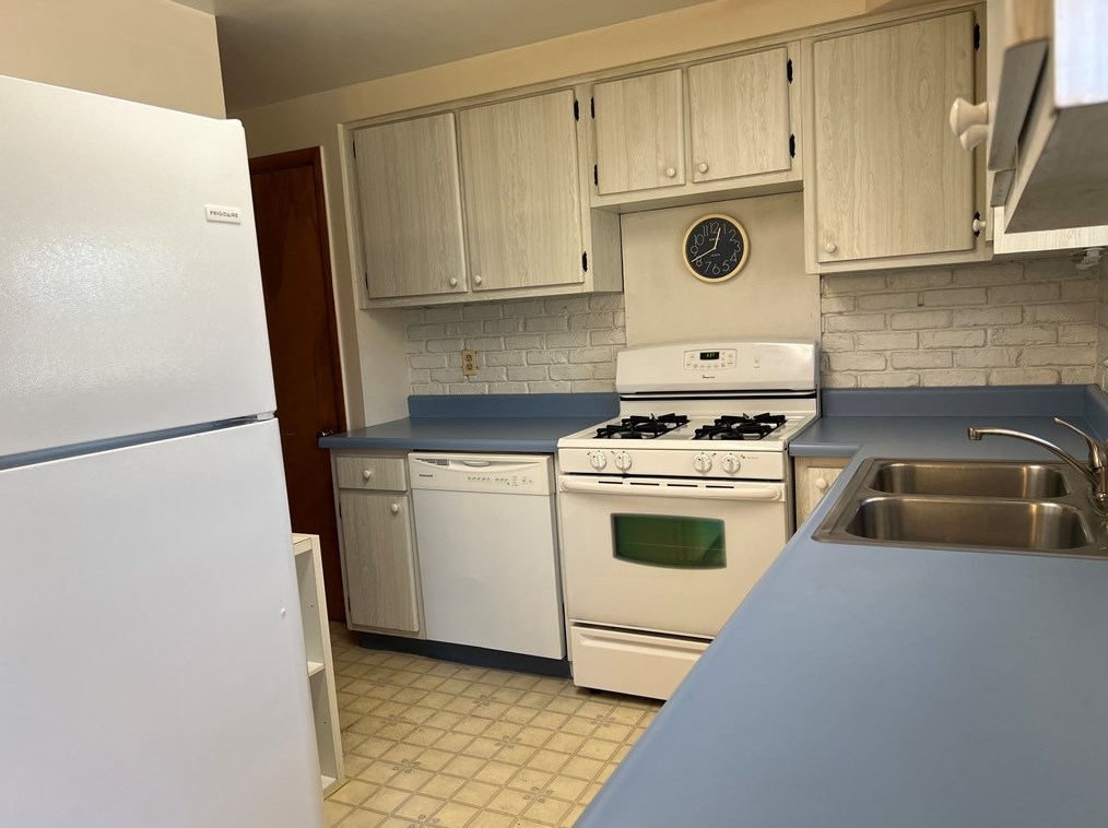 3223 Valewood Dr, Whitaker PA 15120-3529 exterior