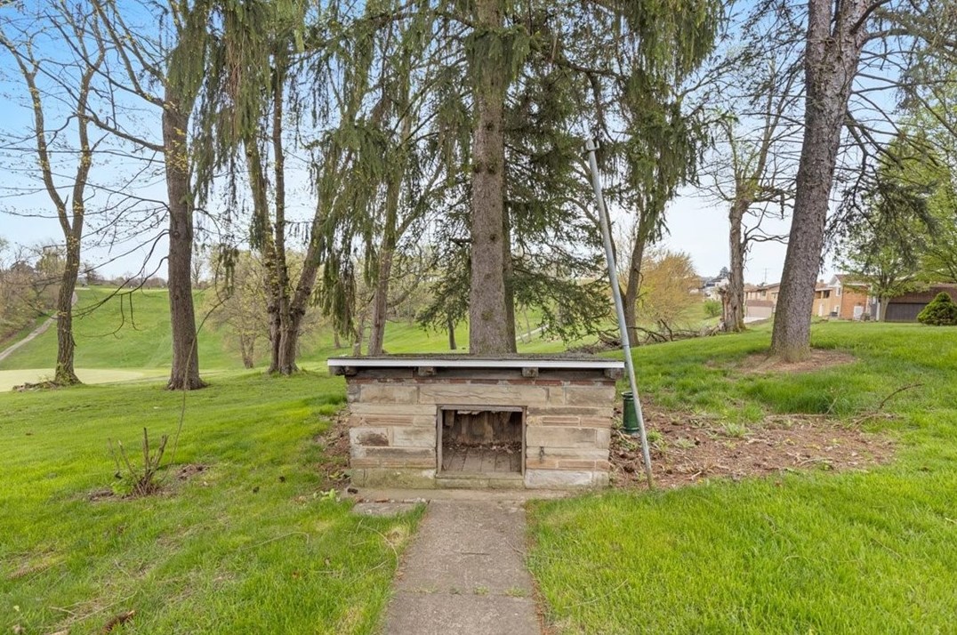 233 Commonwealth Ave, Pittsburgh PA 15122-1927 exterior