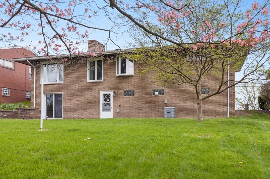 233 Commonwealth Ave, Pittsburgh PA 15122-1927 exterior