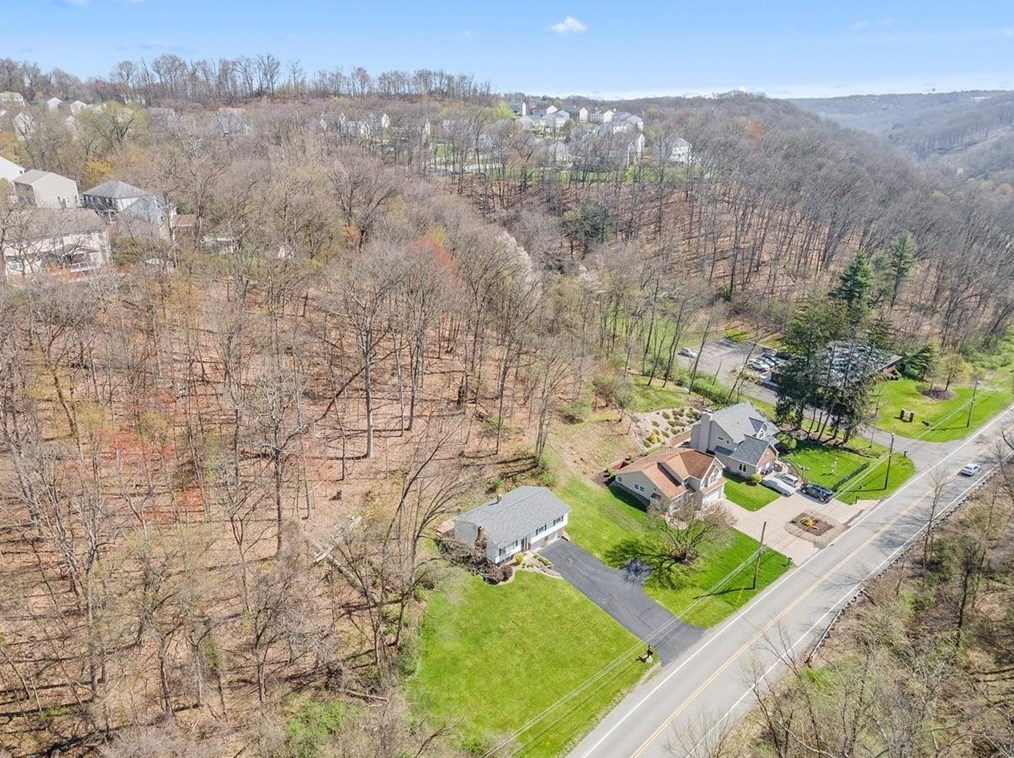 586 Flaugherty Run Rd, Moon Twp PA  15108-8900 exterior