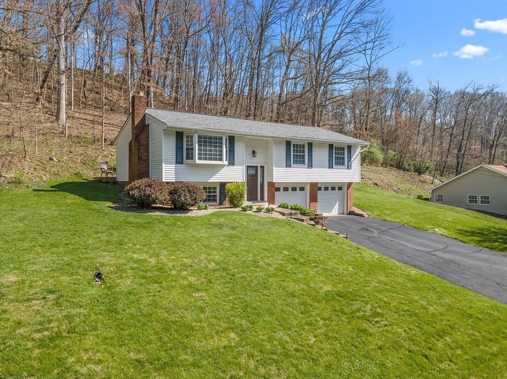 586 Flaugherty Run Rd, Moon Twp PA  15108-8900 exterior