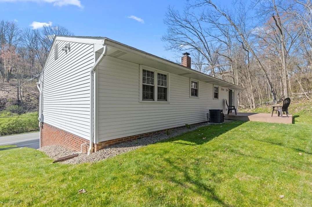 586 Flaugherty Run Rd, Moon Twp PA  15108-8900 exterior