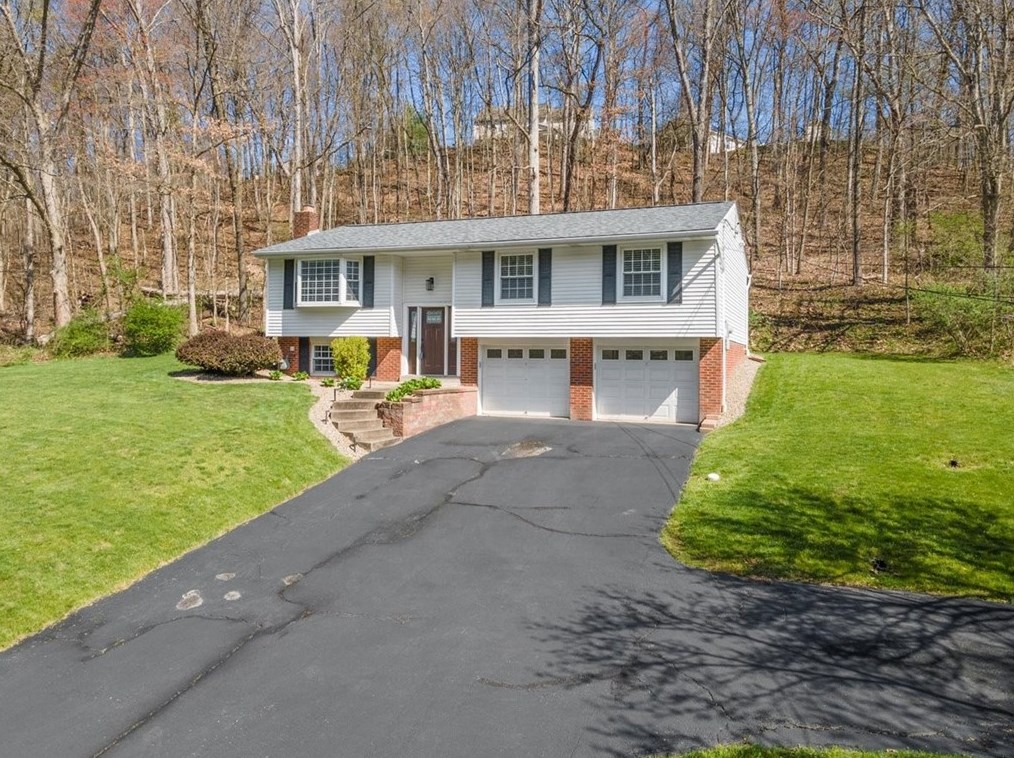 586 Flaugherty Run Rd, Moon Twp PA  15108-8900 exterior