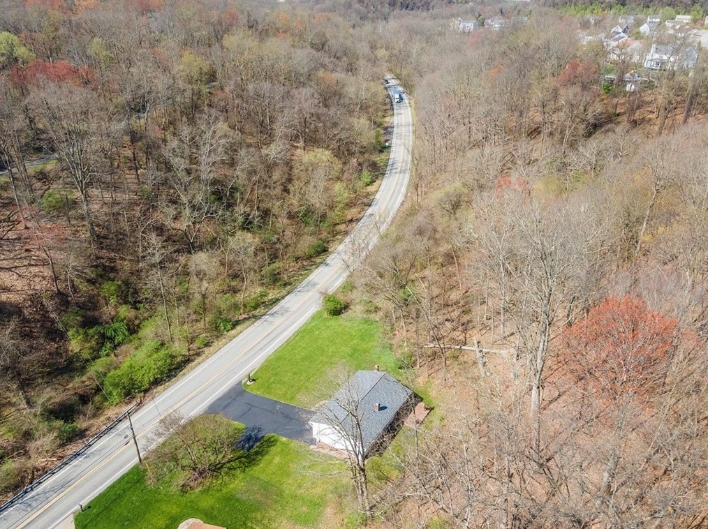 586 Flaugherty Run Rd, Moon Twp PA  15108-8900 exterior