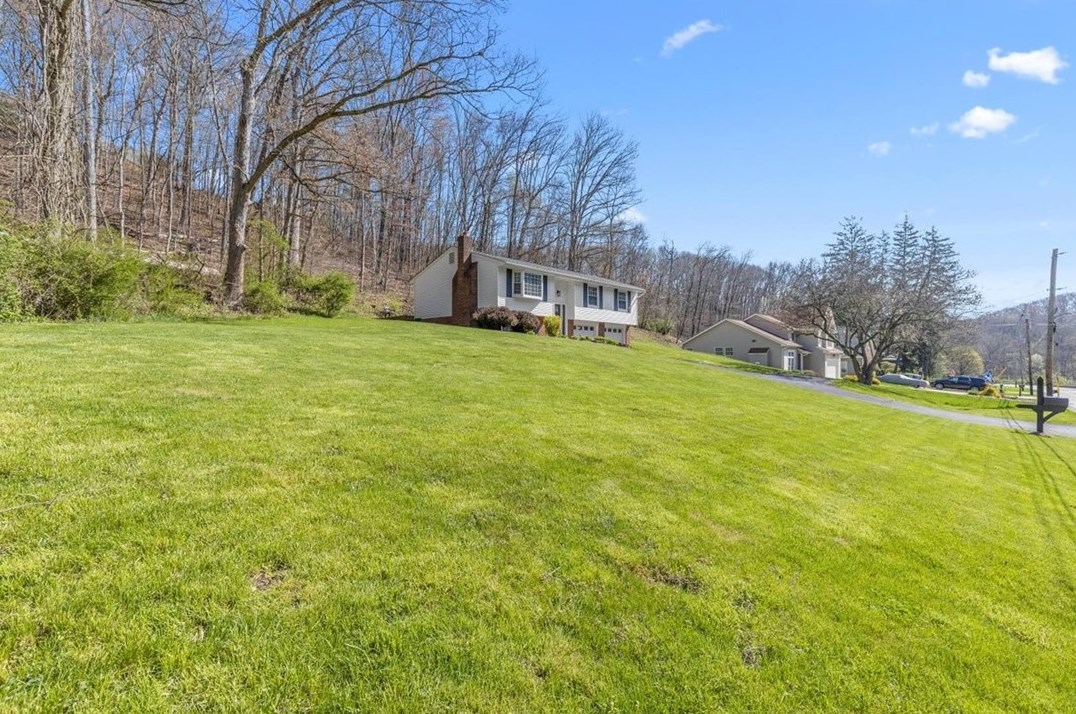 586 Flaugherty Run Rd, Moon Twp PA  15108-8900 exterior