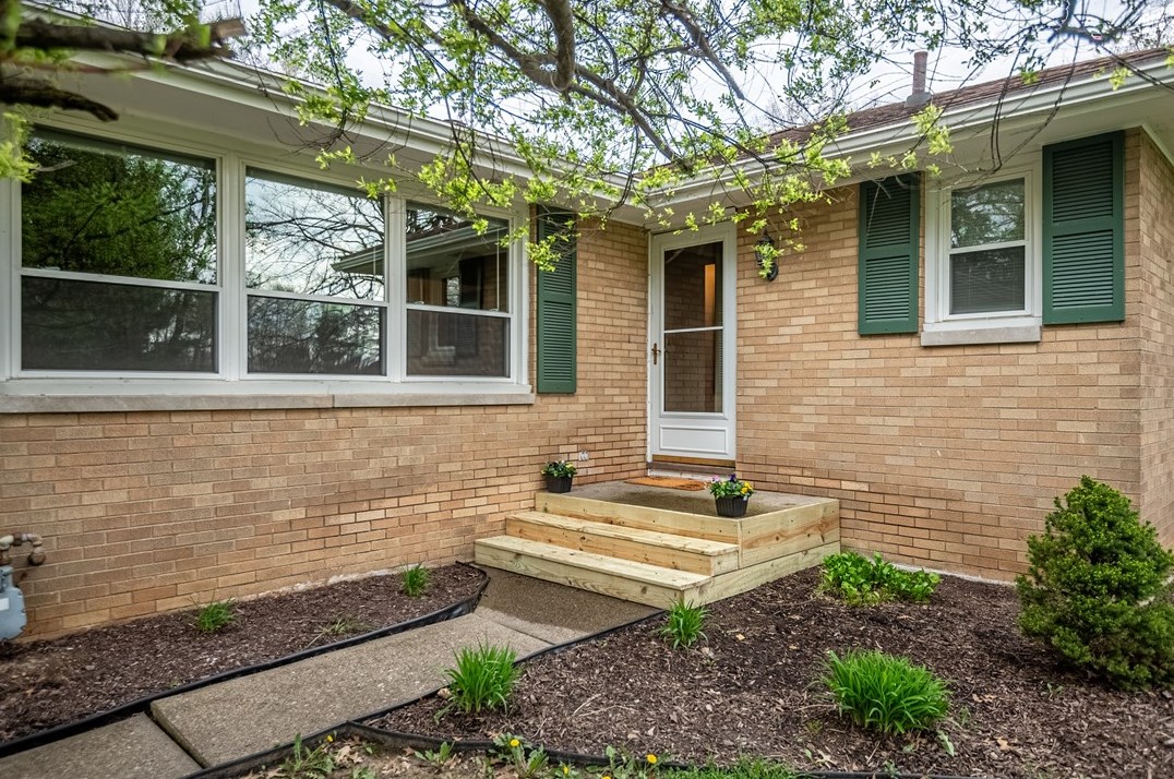 819 Karen Ln, Hermitage, PA 16148