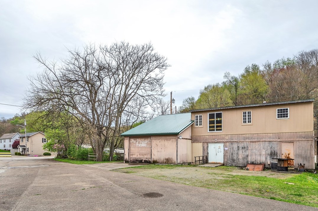 381 Pershing Ave, Leechburg, PA 15656