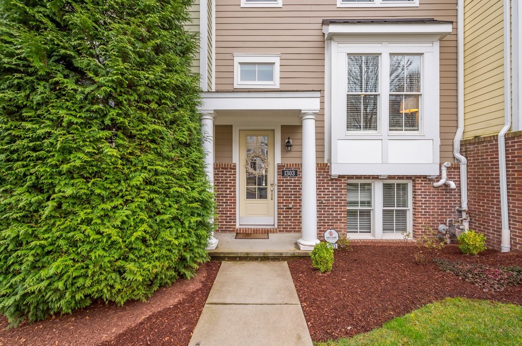 1303 Village Ln, Bridgeville, PA 15017-2191
