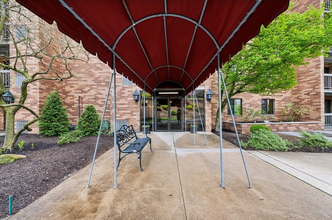 1500 Cochran Rd, Pittsburgh PA  15243-1061 exterior