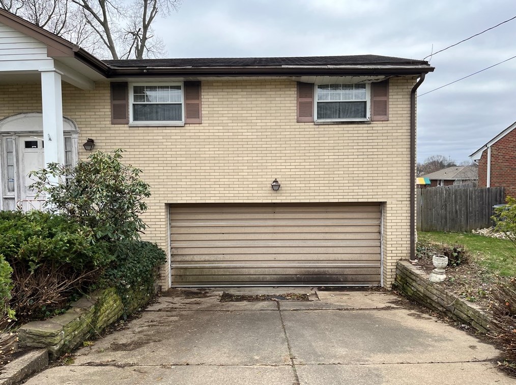 420 Wedgewood Dr, New Kensington, PA 15068-3039