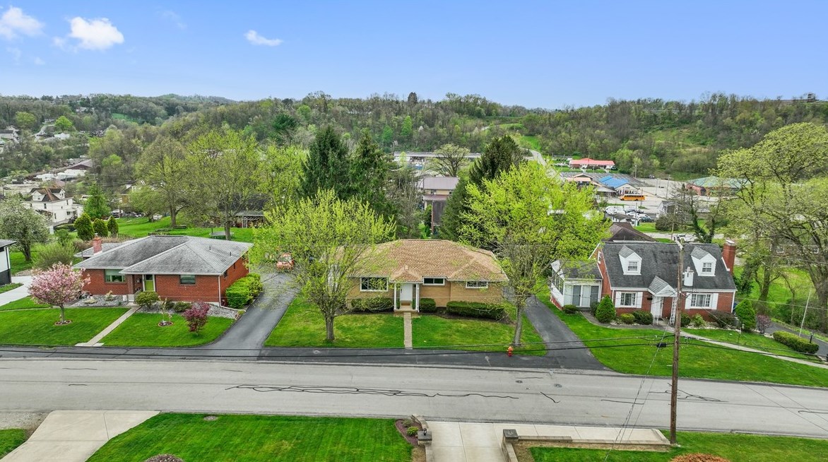 10700 Airview Dr, North Huntingdon PA 15642-4284 exterior