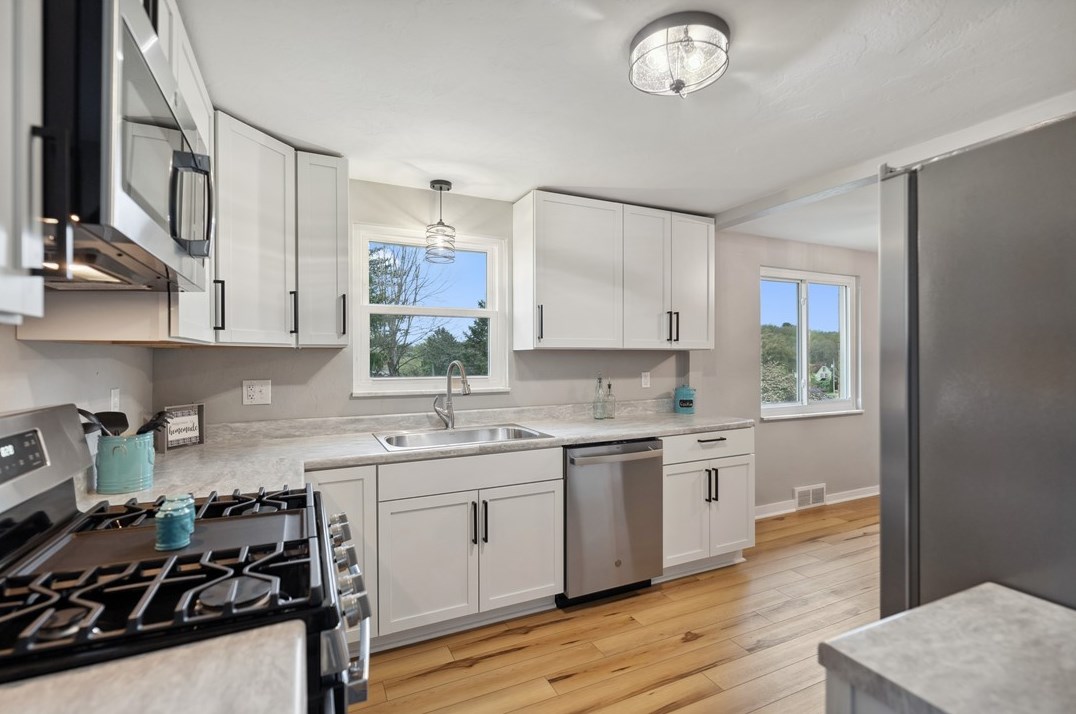 10700 Airview Dr, North Huntingdon PA 15642-4284 exterior