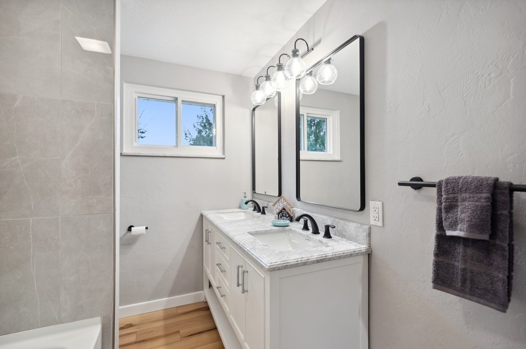 10700 Airview Dr, North Huntingdon PA 15642-4284 exterior