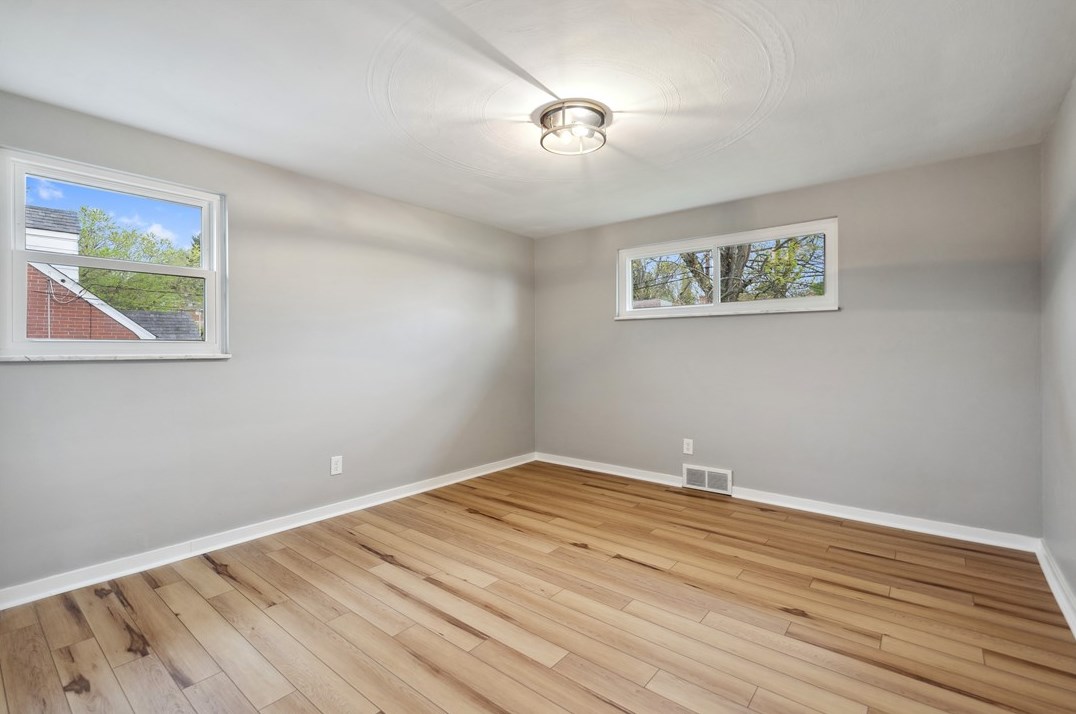 10700 Airview Dr, North Huntingdon PA 15642-4284 exterior