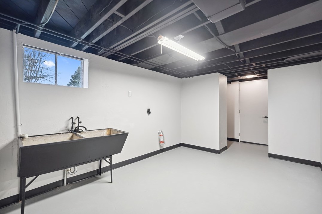 10700 Airview Dr, North Huntingdon PA 15642-4284 exterior