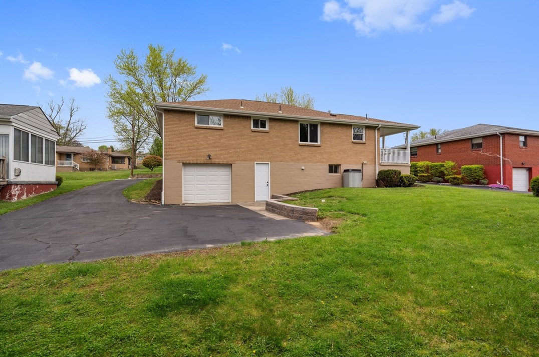 10700 Airview Dr, North Huntingdon PA 15642-4284 exterior