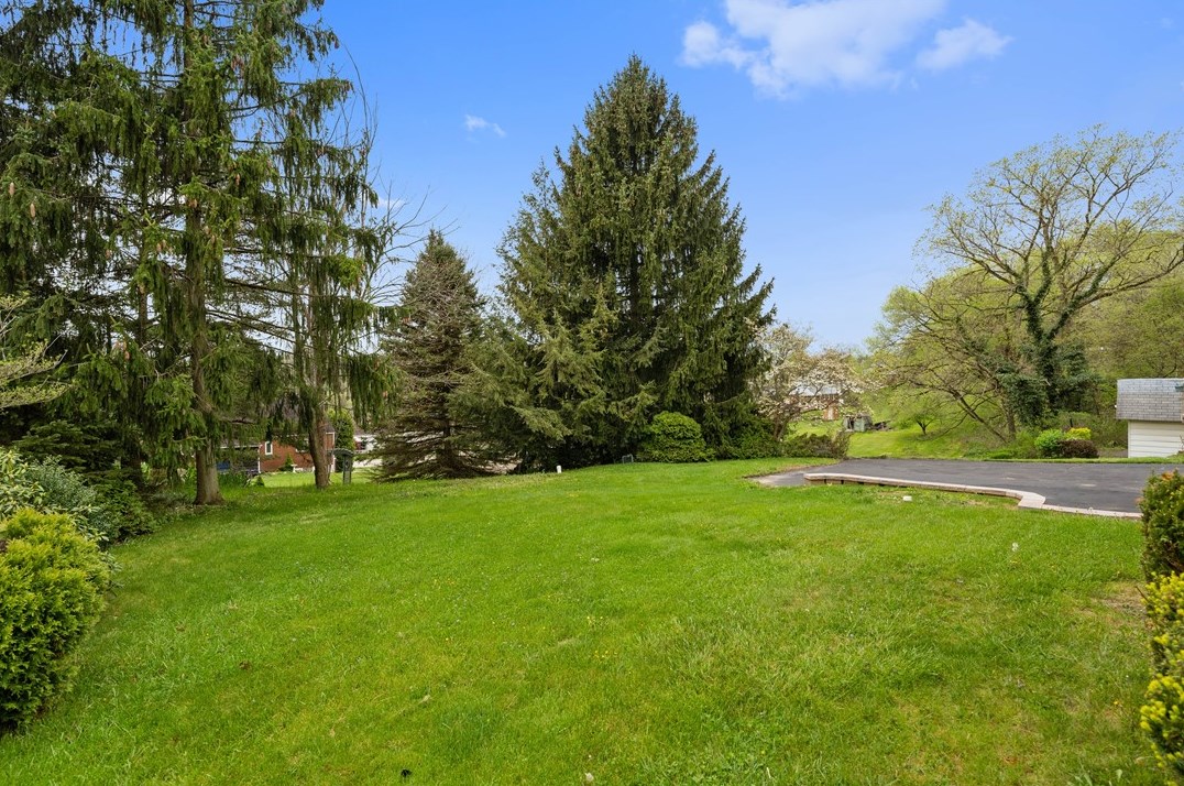 10700 Airview Dr, North Huntingdon PA 15642-4284 exterior