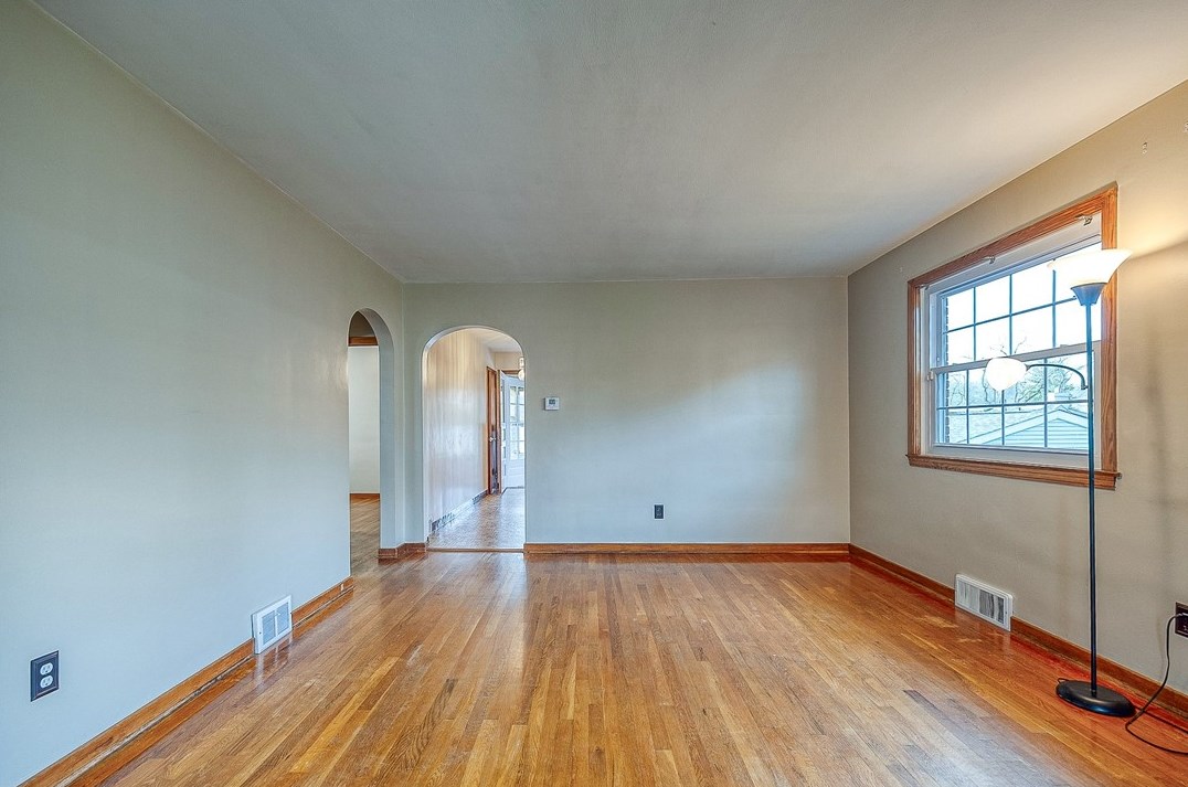914 Chester St, Springdale, PA 15144-1305