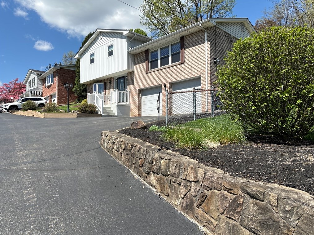 315 Pine Dr, New Stanton, PA 15672