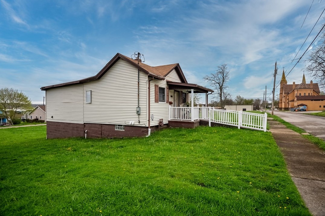 608 Wallis Ave, Hermitage PA  16121-1966 exterior