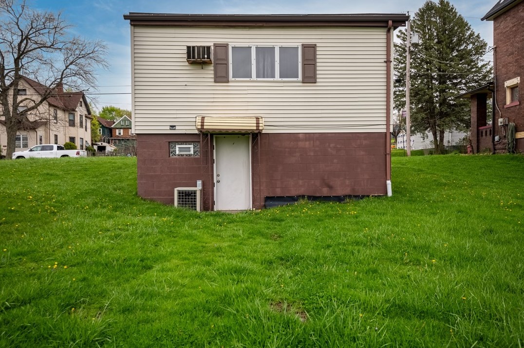608 Wallis Ave, Hermitage PA  16121-1966 exterior