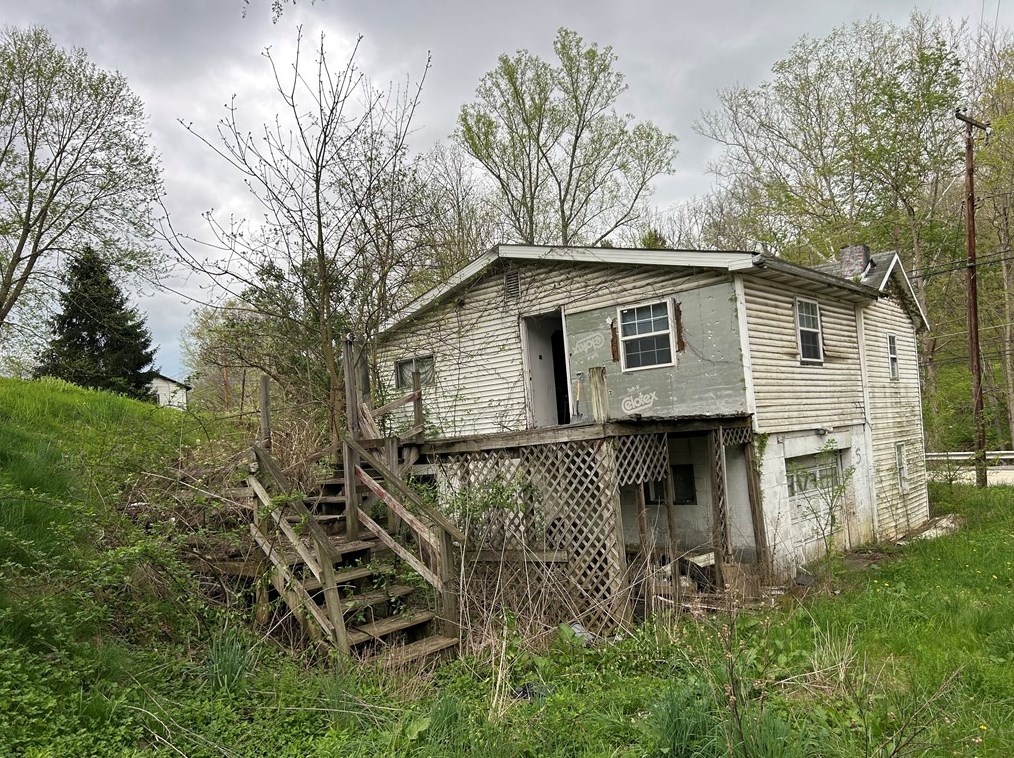 5045 Morgantown Rd, Lake Lynn, PA 15451-1025