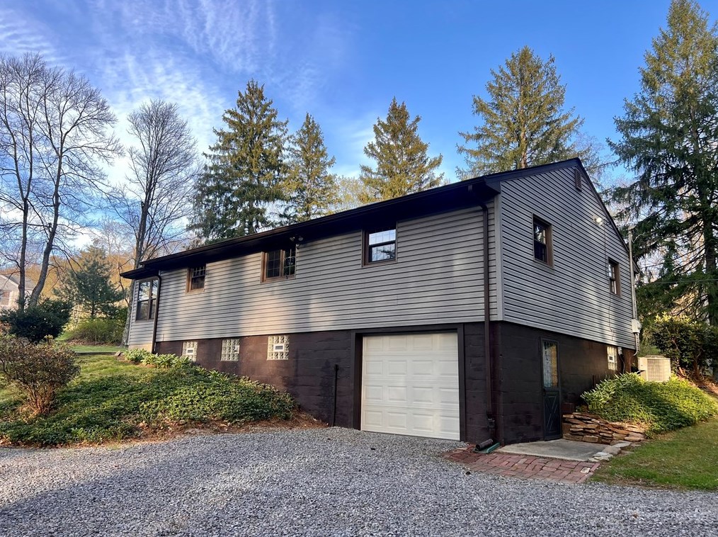 207 Hulton Rd, New Kensington, PA 15068-9721