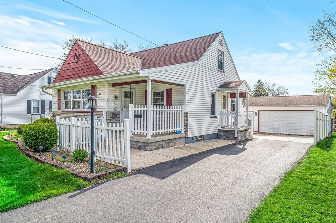 416 Smith Ave, Hermitage, PA 16146-3228