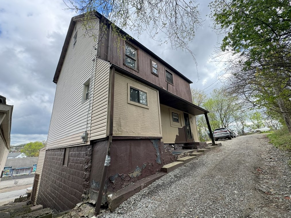 506 Division St, Jeannette, PA 15644