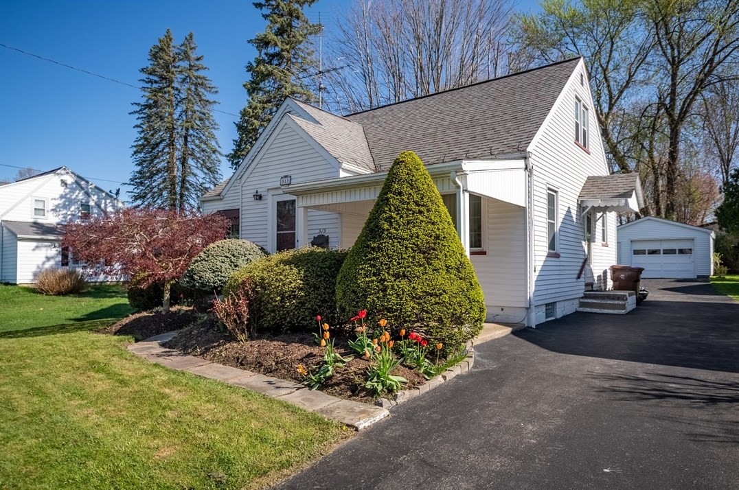 515 Sharon New Castle Rd, Hermitage, PA 16121-1358