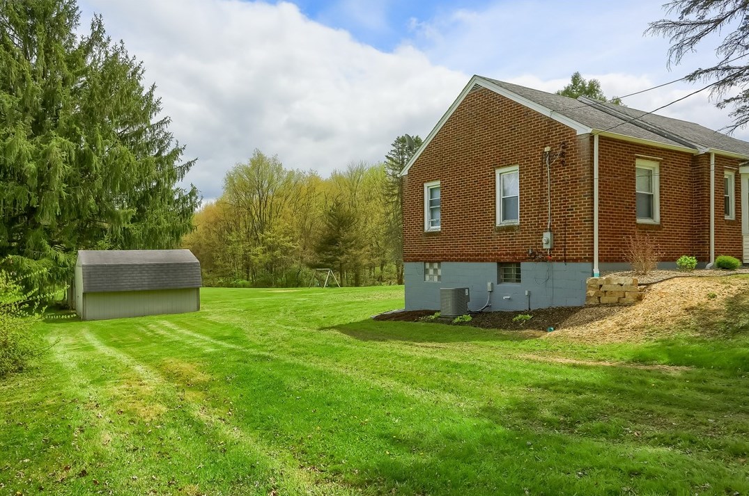 486 Scotland Ln, New Castle, PA 16101-8536