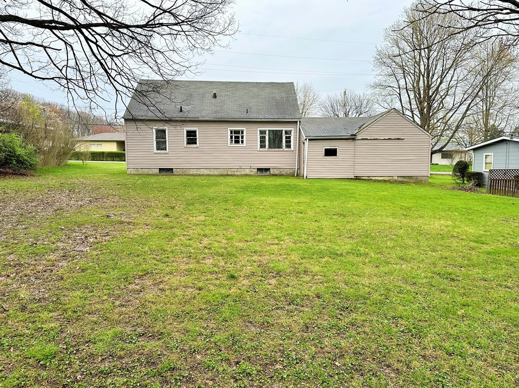 390 Crescent Dr, Hermitage, PA 16148-4110