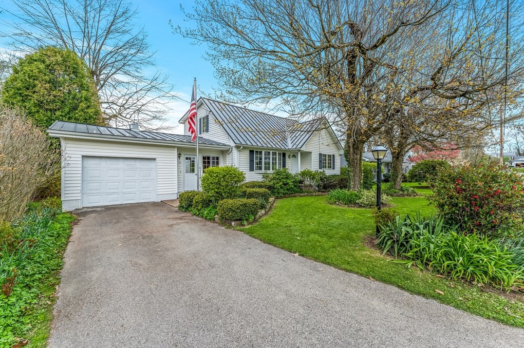 16 Oak Hill Dr, Hermitage, PA 16159