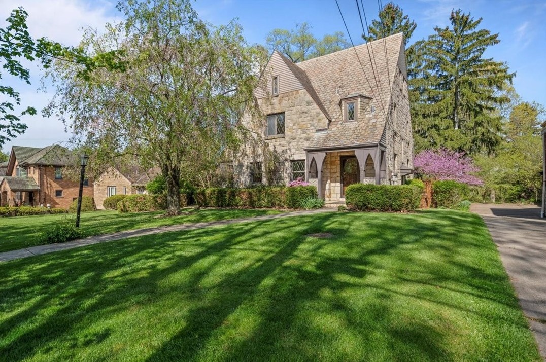 130 Longuevue Dr, Pittsburgh, PA 15228-1541