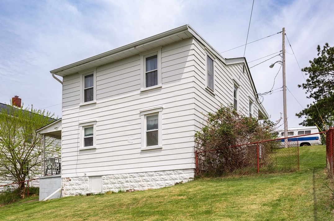 1678 Pierce St, Washington, PA 15301-3142