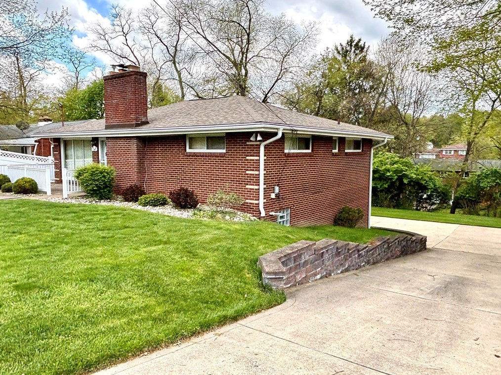 1345 Foxboro Dr, Monroeville, PA 15146-4439