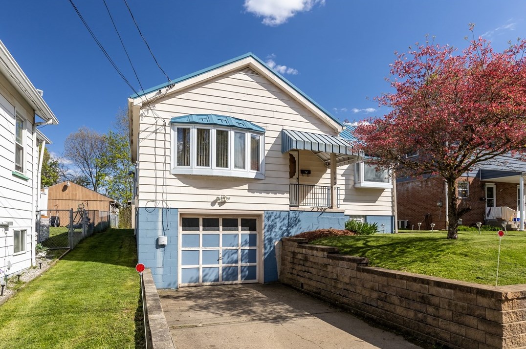 1020 Milton St, Moon Twp, PA 15108-1925