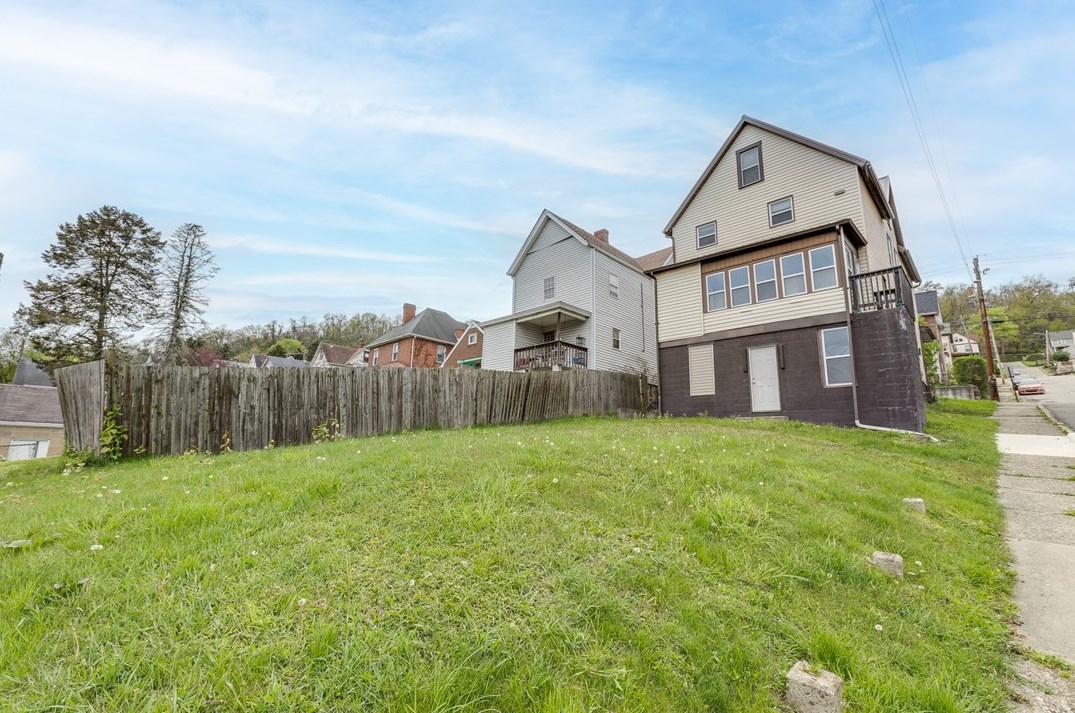 401 9th Ave, Tarentum PA  15084-1001 exterior
