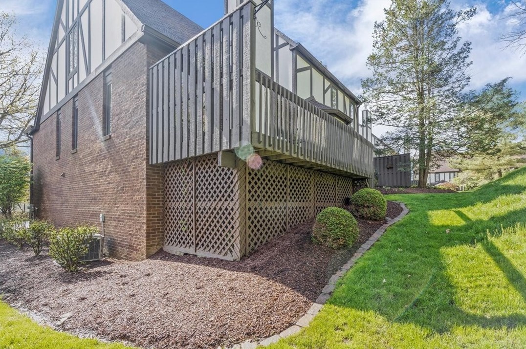 407 Forest Highlands Dr, Pittsburgh, PA 15238-1339